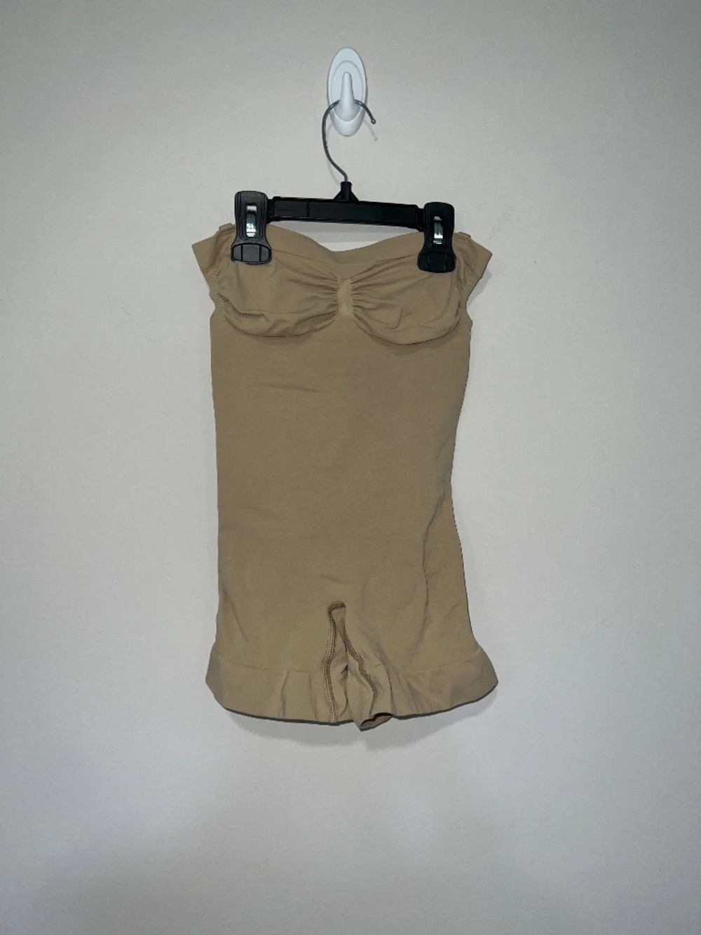 SKIMS SEAMLESS SCULPT STRAPLESS SHORTIE BODYSUIT CLAY MEDIUM